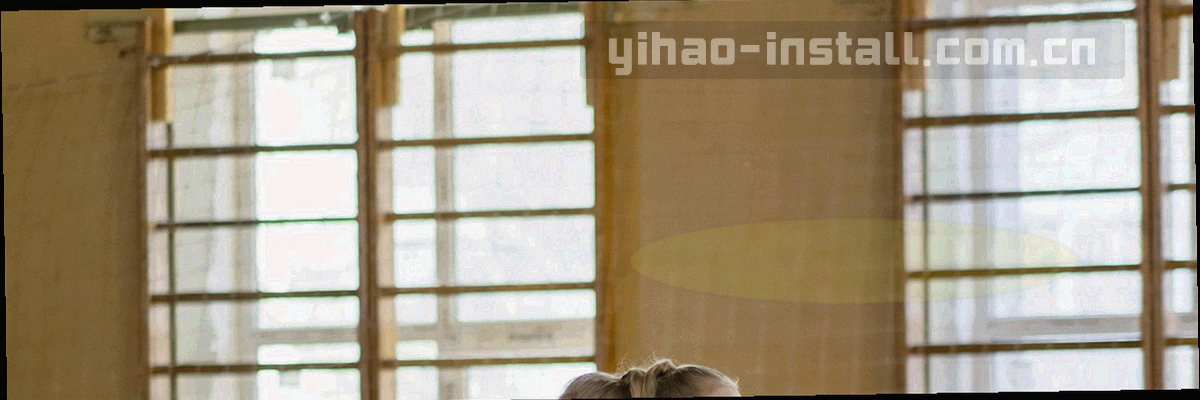 一条横向带状刻度示意工作日九点到十八点的回复区间，起止刻度清晰，没有人物出现